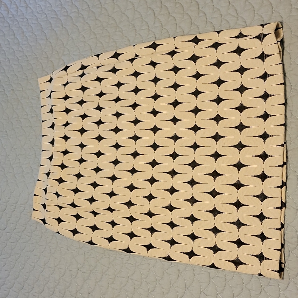 Patterned pencil skirt